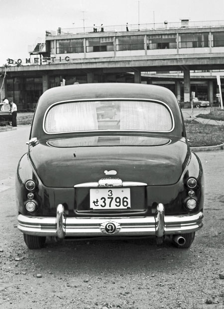 55-1d (034-03) 1955-59 Daimler One-O-Four Saloon.jpg